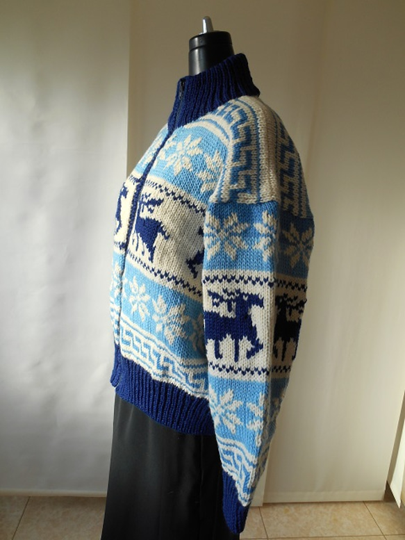 紺とブルーのカウチン模様の編み込みカーディ 2枚目の画像