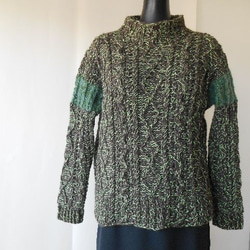 ダークブラウンとグリーンの模様編みセーター 1枚目の画像
