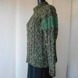 ダークブラウンとグリーンの模様編みセーター 2枚目の画像