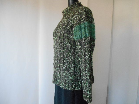 ダークブラウンとグリーンの模様編みセーター 2枚目の画像
