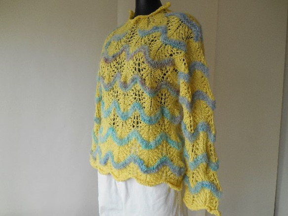 黄色とブルーの模様編みセーター 2枚目の画像