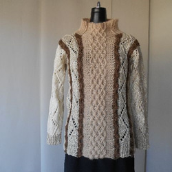 ベージュの編み込みセーター 1枚目の画像