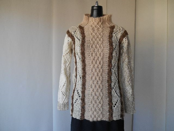 ベージュの編み込みセーター 1枚目の画像