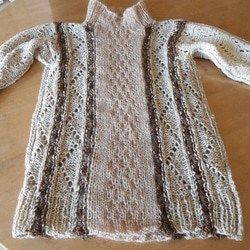ベージュの編み込みセーター 4枚目の画像