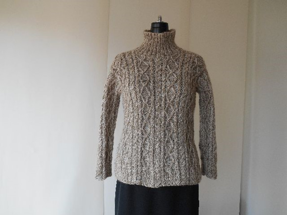 ベージュの模様編みセーター 1枚目の画像