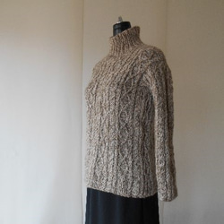 ベージュの模様編みセーター 2枚目の画像