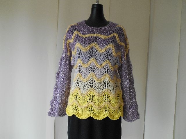 イエローとパープルのグラデーション模様編みセーター