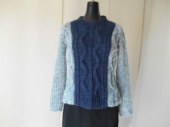 紺とブルーの模様編みセーター 1枚目の画像