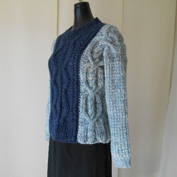 紺とブルーの模様編みセーター 2枚目の画像