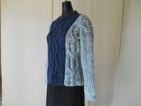 紺とブルーの模様編みセーター 2枚目の画像