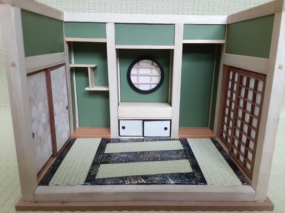 サマーセール！1/10スケールドールハウス和室右側丸窓 緑の土壁