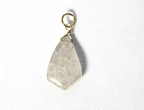 天然石水晶のルチル入りチャーム 1枚目の画像