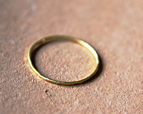 k24 純金の華奢な煌めき 鎚目模様ピンキーリング 指輪・リング Studio