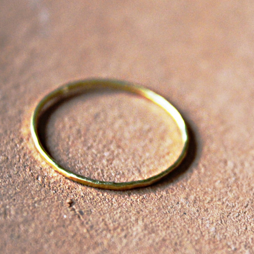 k24 純金の華奢な煌めき 鎚目模様ピンキーリング 指輪・リング Studio