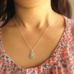 モロッコ風ハムサネックレス| silver hamsa with opal necklace 2枚目の画像