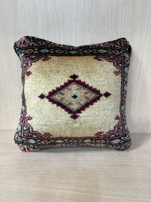 中綿付き　可愛いミニサイズの絨毯クッション❣️❣️ 1枚目の画像