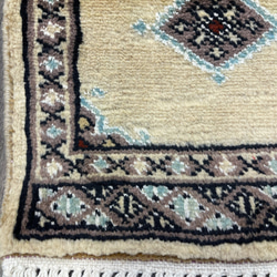 約30cm角パキスタン手織り絨毯　ミニラグ　ディスプレイにも 3枚目の画像