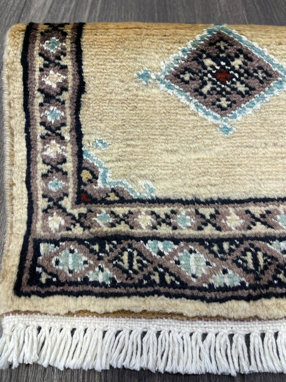約30cm角パキスタン手織り絨毯　ミニラグ　ディスプレイにも 3枚目の画像