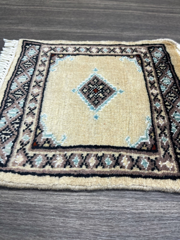 約30cm角パキスタン手織り絨毯　ミニラグ　ディスプレイにも 5枚目の画像