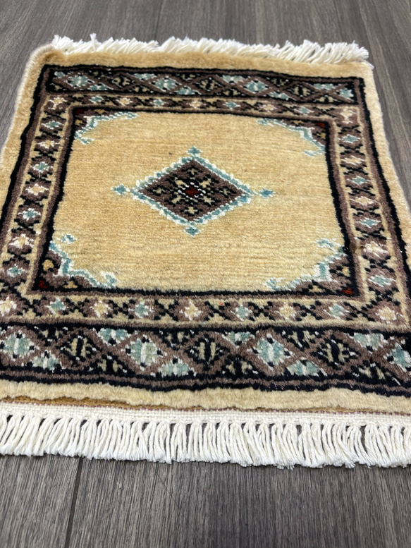 約30cm角パキスタン手織り絨毯　ミニラグ　ディスプレイにも 7枚目の画像