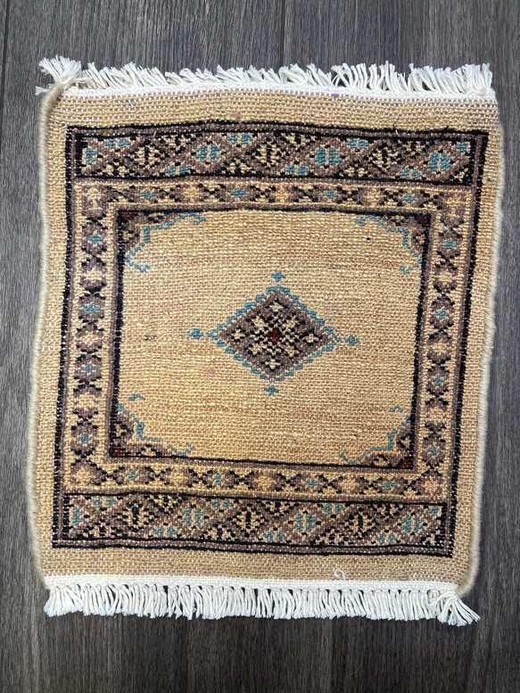 約30cm角パキスタン手織り絨毯　ミニラグ　ディスプレイにも 8枚目の画像
