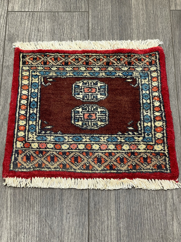 手織り絨毯　ヴィンテージラグ　オールド絨毯　パキスタン絨毯　あがりかまちにも　32cmx29cm 1枚目の画像