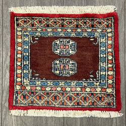 手織り絨毯　ヴィンテージラグ　オールド絨毯　パキスタン絨毯　あがりかまちにも　32cmx29cm 2枚目の画像
