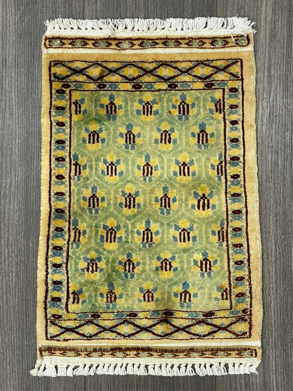 手織り絨毯　ヴィンテージラグ　オールド絨毯　パキスタン絨毯　あがりかまちにも　31cmx45cm 1枚目の画像