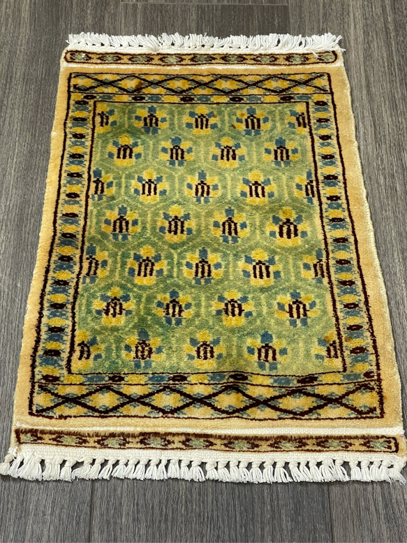 手織り絨毯　ヴィンテージラグ　オールド絨毯　パキスタン絨毯　あがりかまちにも　31cmx45cm 2枚目の画像