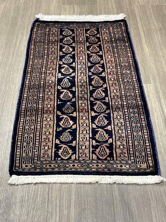 手織り絨毯　ヴィンテージラグ　オールド絨毯　パキスタン絨毯　あがりかまちにも　46cmx88cm ラグ　ミニカーペット 1枚目の画像