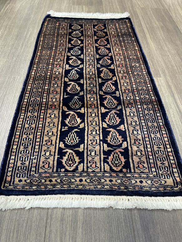 手織り絨毯　ヴィンテージラグ　オールド絨毯　パキスタン絨毯　あがりかまちにも　46cmx88cm ラグ　ミニカーペット 3枚目の画像