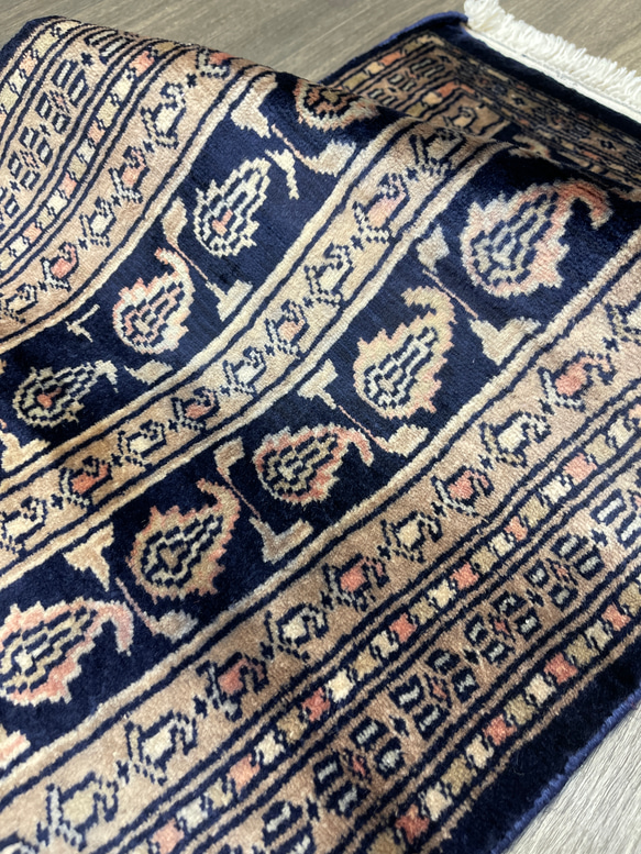 手織り絨毯　ヴィンテージラグ　オールド絨毯　パキスタン絨毯　あがりかまちにも　46cmx88cm ラグ　ミニカーペット 6枚目の画像