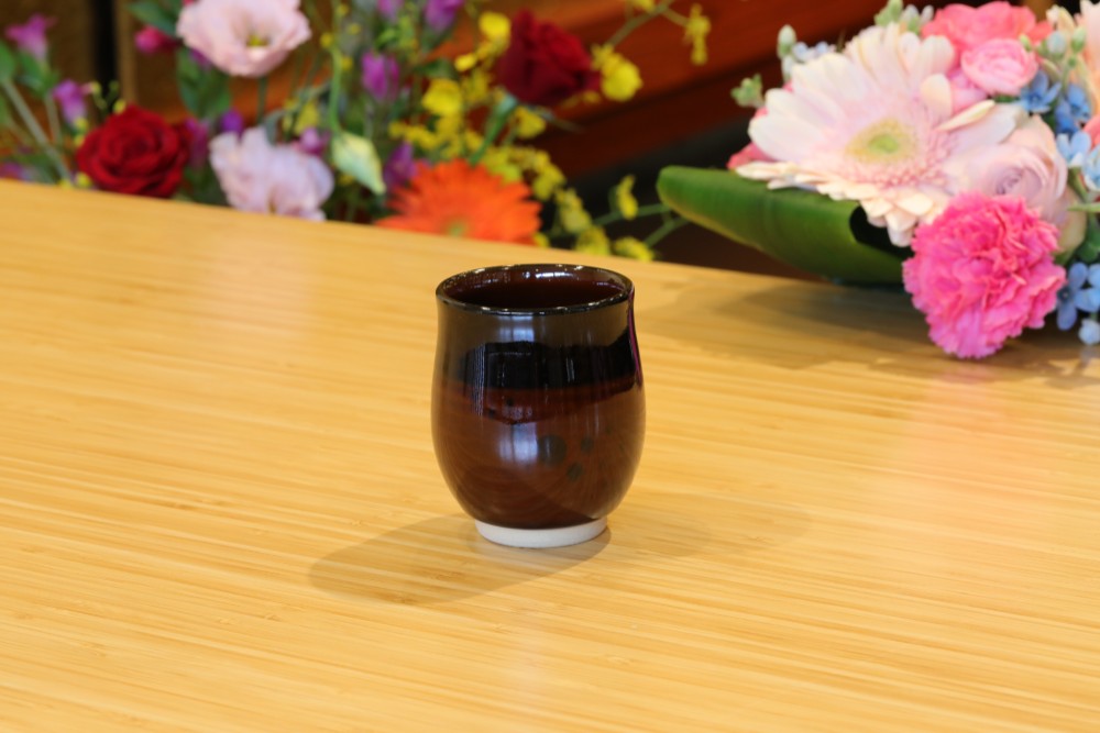 大樋　ダルマ湯呑 （中飴 上黒）