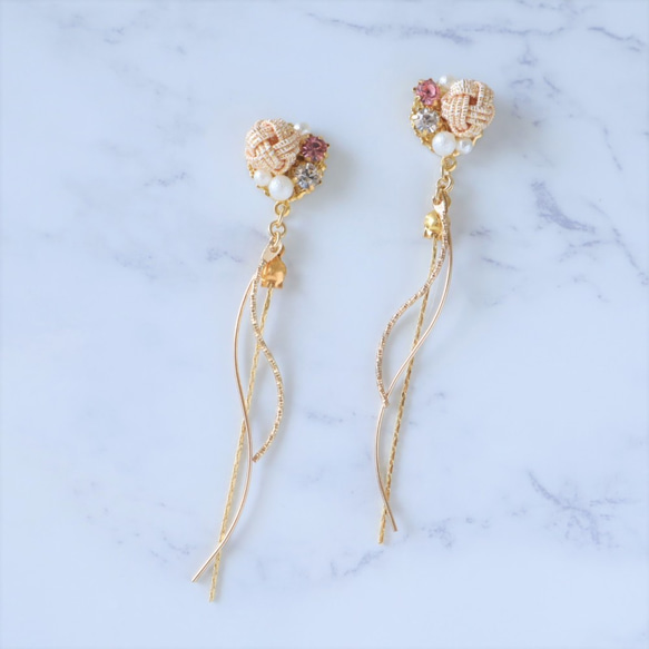 【再々販】花つぼみとパールの揺れるピアス［Pink Gold］／イヤリング変更可 2枚目の画像