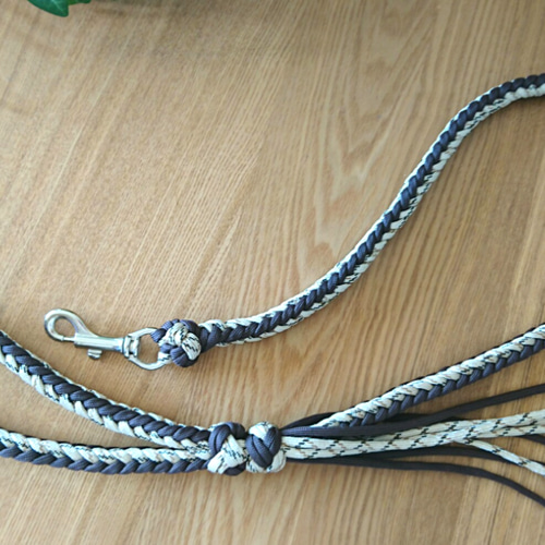 パラコード リード 8本編み V字 スクエア 耐荷重120kgfのナスカン