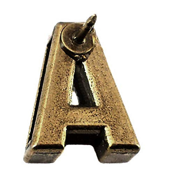 ピンバッジ アルファベット「Ａ」アンティーク真鍮色 ピンズ 大文字 ブロック体 ブロンズ色 ピンバッチ 2枚目の画像