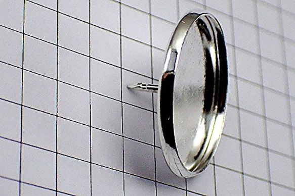 ピンバッジの針 簡単便利！ カボション 用 ピンズ 製作 パーツ 10本組 キャッチ留金付 直径20mm シルバー 銀色 2枚目の画像