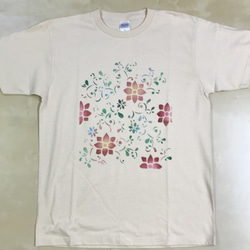 【訳あり】型染めTシャツ・ベージュ地に更紗柄・Lのみ 1枚目の画像