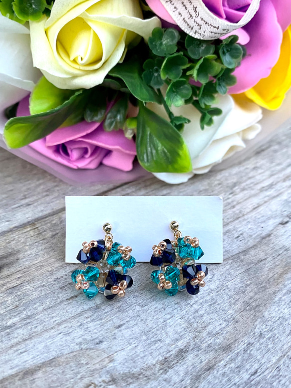 スワロフスキー、ブルーの花咲くピアス/イヤリング ピアス（スタッド