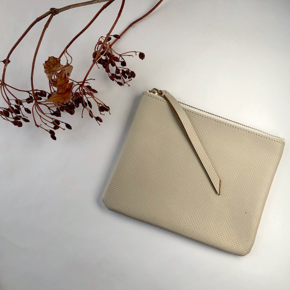 マチなしポーチ クリスマスプレゼントにオススメ 長い引き手で開けやすい革のポーチ Square Medium Pouch