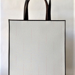 伝統織物のトップブランド塩沢織トートバッグ（白地ピンク目色 時雨柄） 1枚目の画像