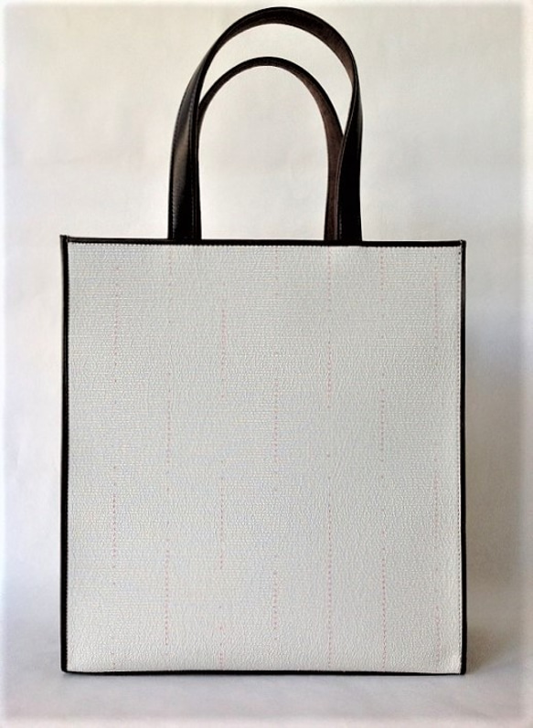 伝統織物のトップブランド塩沢織トートバッグ（白地ピンク目色 時雨柄） 1枚目の画像