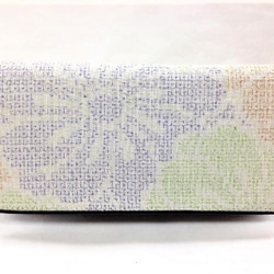 伝統織物のトップブランド塩沢織のカード札入（白地多色（黄緑・橙・紫）目色／変わり菊柄） 1枚目の画像