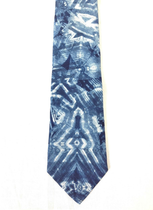 本藍染めのオシャレ「藍ファッション」　越後上布板締め染めネクタイ（麻１００％） 2枚目の画像