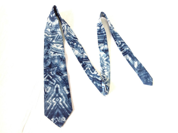本藍染めのオシャレ「藍ファッション」　越後上布板締め染めネクタイ（麻１００％） 3枚目の画像