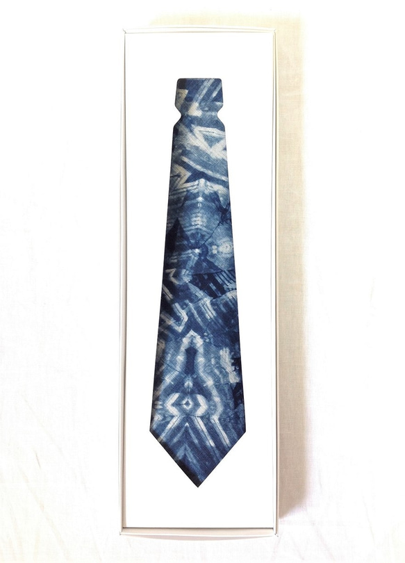 本藍染めのオシャレ「藍ファッション」　越後上布板締め染めネクタイ（麻１００％） 5枚目の画像