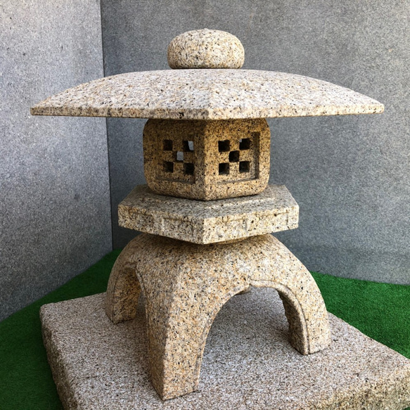 古代雪見型灯籠　1.5尺　【岡崎石工品】火袋　元禄すかし　石灯籠　和庭園　和風庭園　室内にも置けるサイズ　国産　　 1枚目の画像