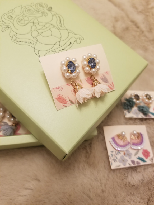 ふんわりお花のピアス 1枚目の画像