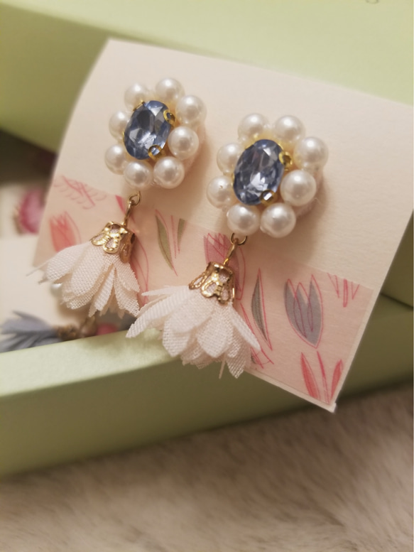 ふんわりお花のピアス 2枚目の画像