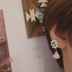 ふんわりお花のピアス 3枚目の画像